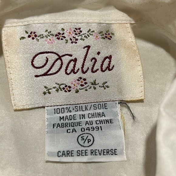 DALIA Size SM Luxe Cream 100% Silk Short Sleeve Collared Button-up top Workwear - Picture 9 of 10